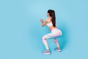 脚が太くならない！女性のスクワット法