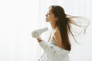 その乾かし方が老け髪を招く!正しいドライヤー術